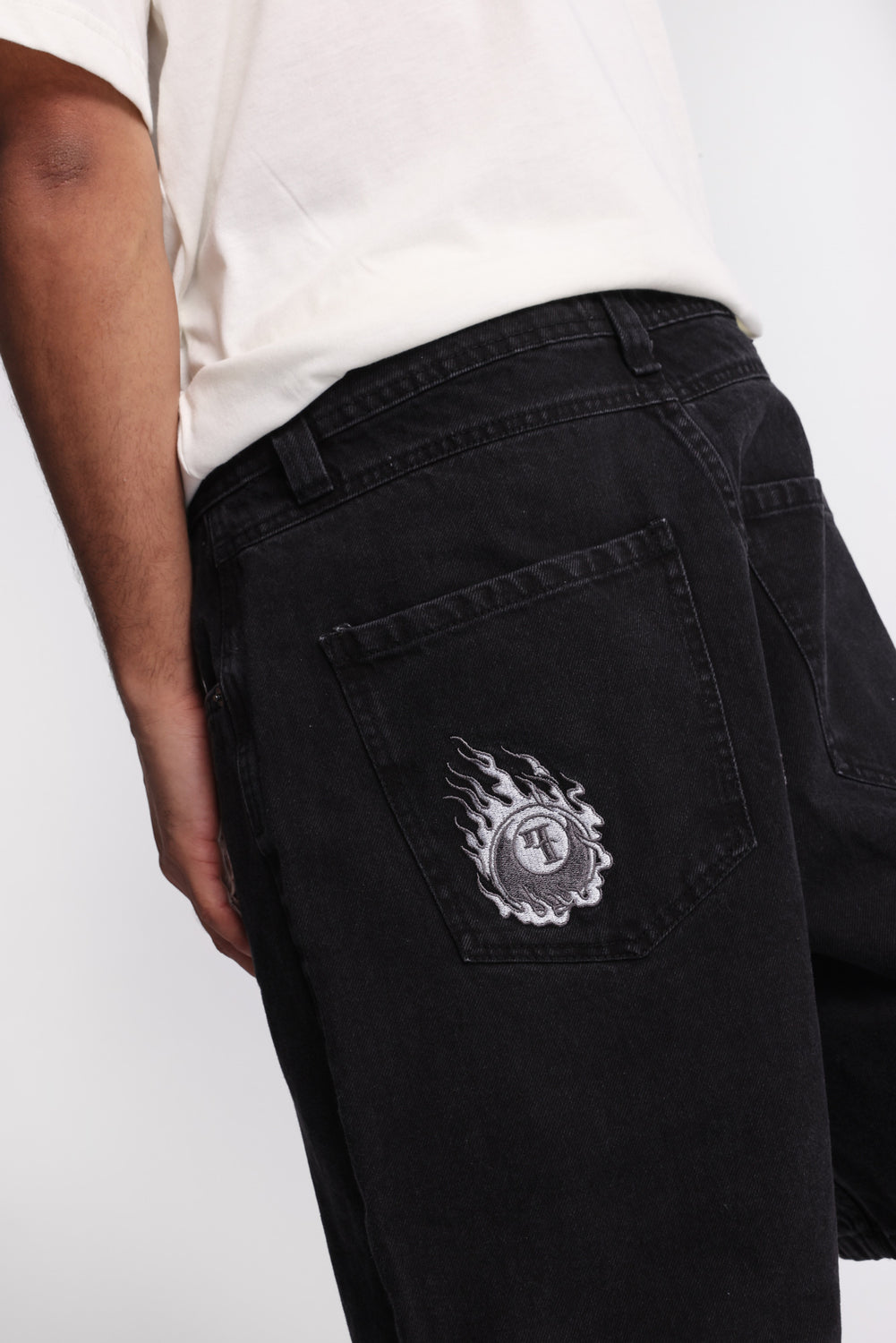 Short en denim ample brodé Short en denim ample brodé