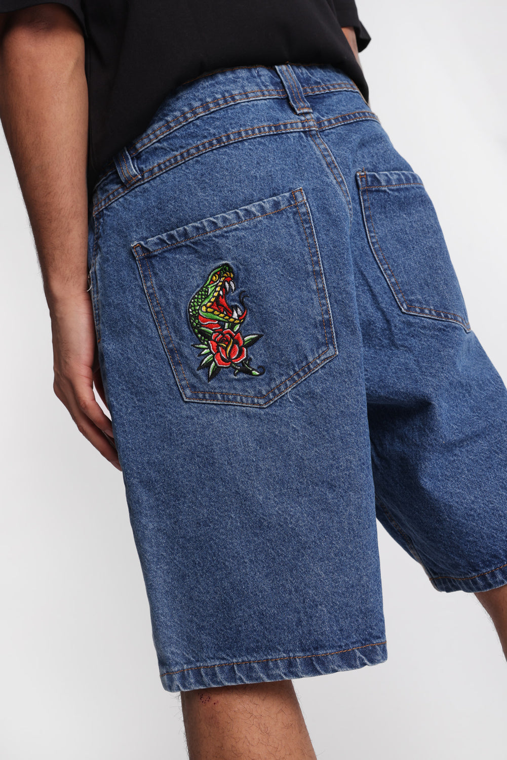 Short en denim ample brodé Short en denim ample brodé