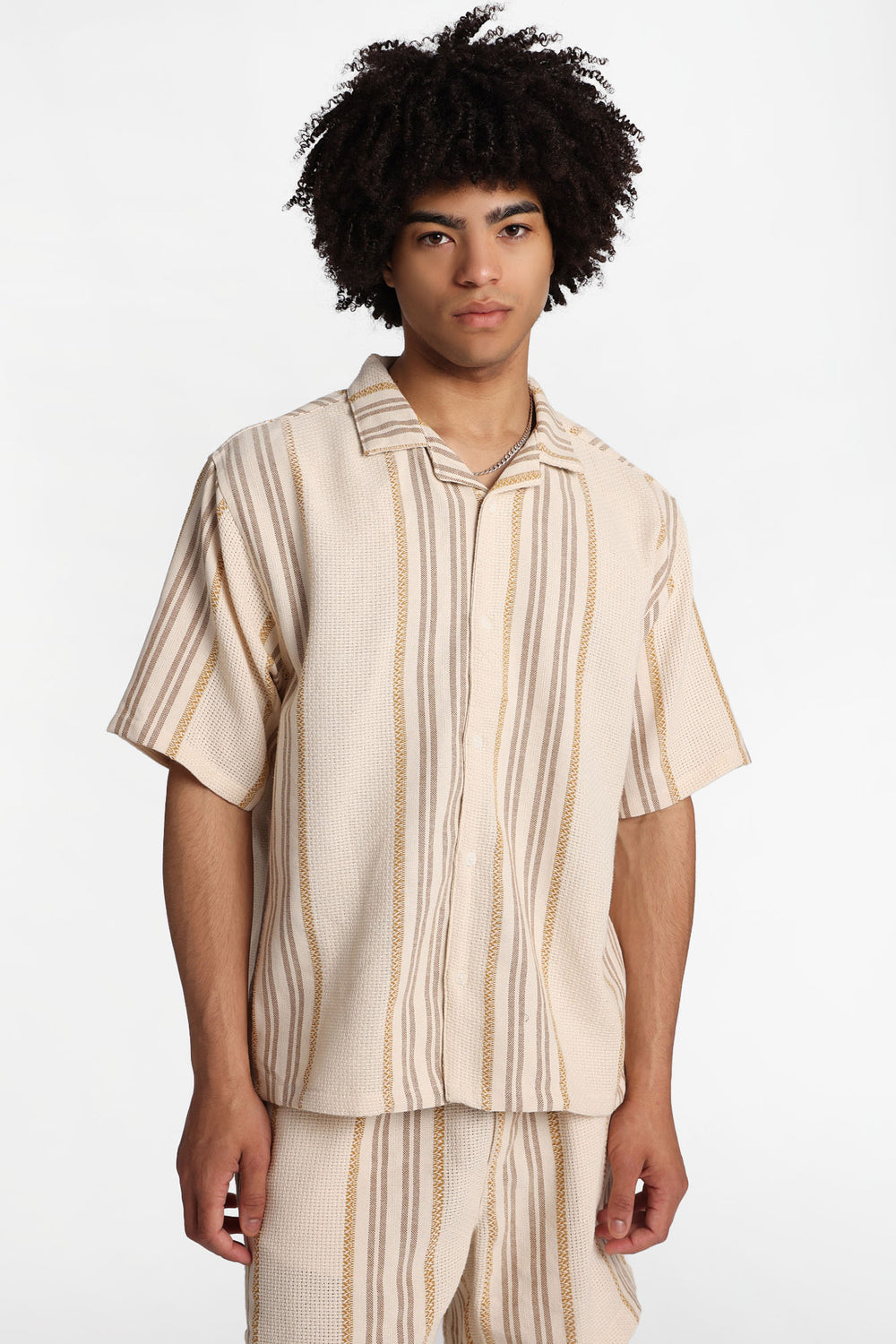 Chemise texturéee à manches courtes à rayures multicolores Chemise texturéee à manches courtes à rayures multicolores