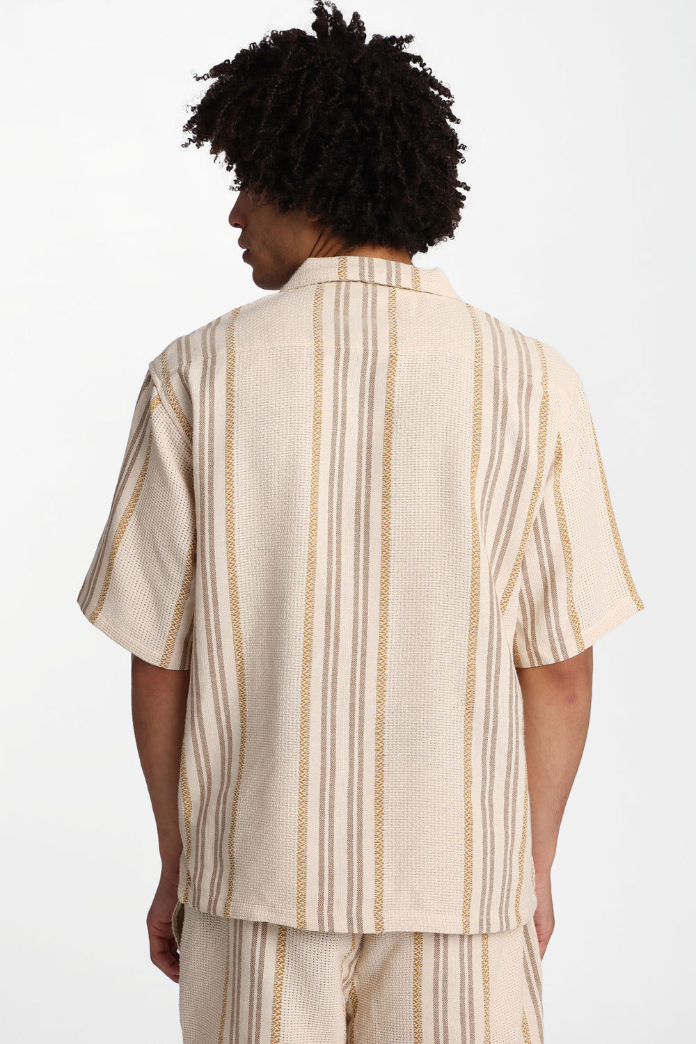 Chemise texturéee à manches courtes à rayures multicolores Chemise texturéee à manches courtes à rayures multicolores
