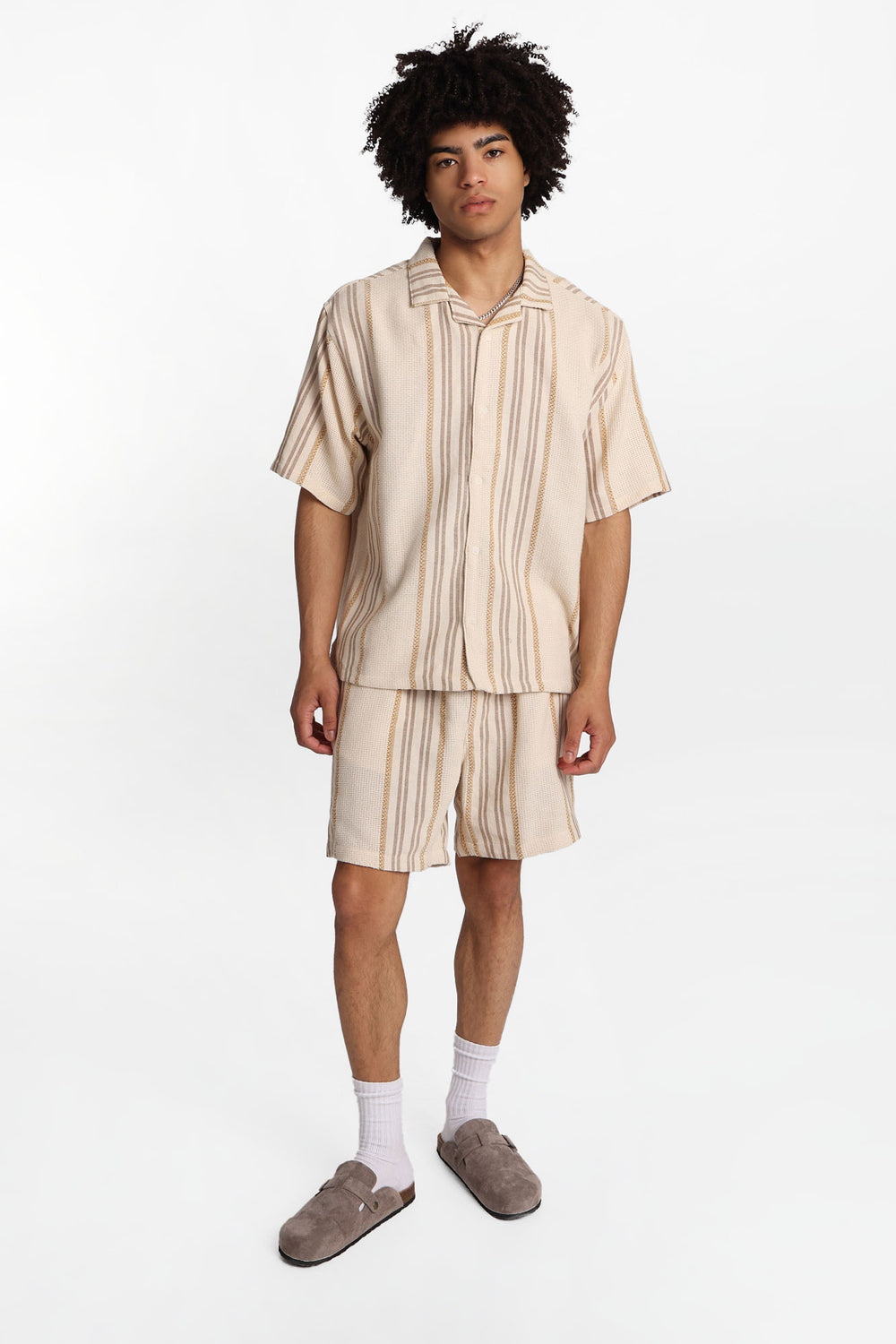 Chemise texturéee à manches courtes à rayures multicolores Chemise texturéee à manches courtes à rayures multicolores