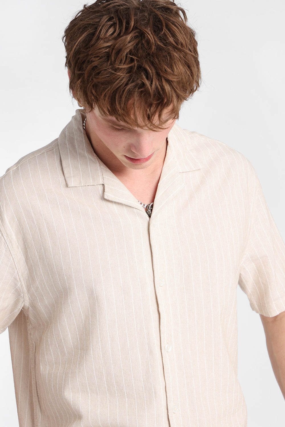 Chemise boutonnée texturée à fines rayures Chemise boutonnée texturée à fines rayures