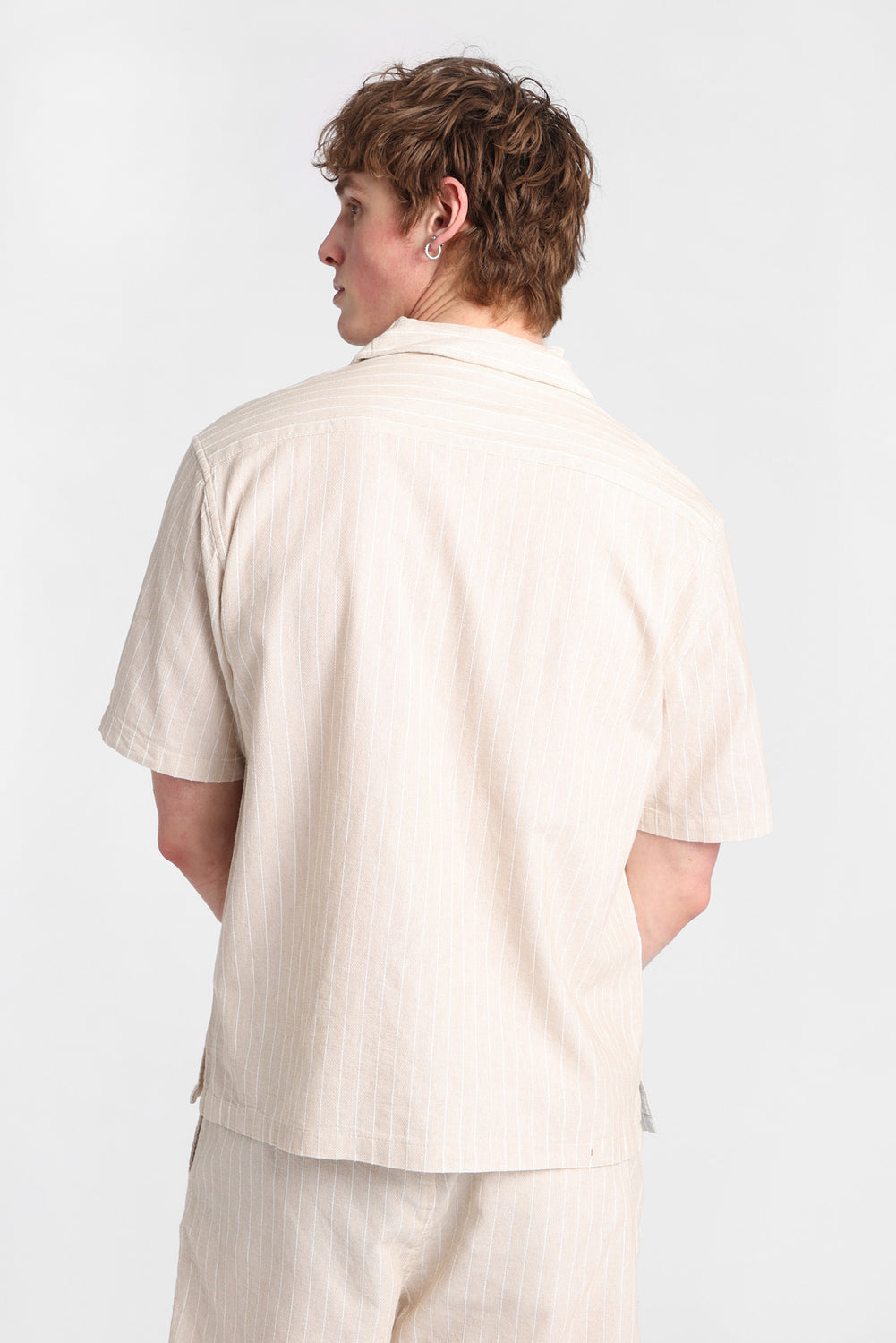 Chemise boutonnée texturée à fines rayures Chemise boutonnée texturée à fines rayures