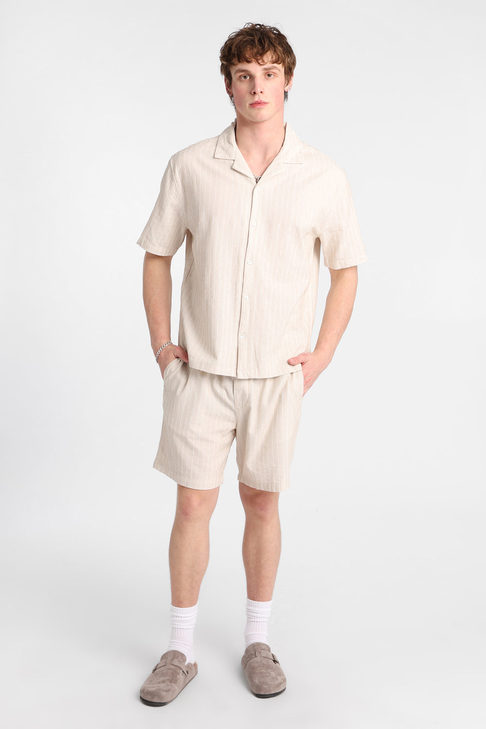 Chemise boutonnée texturée à fines rayures Chemise boutonnée texturée à fines rayures
