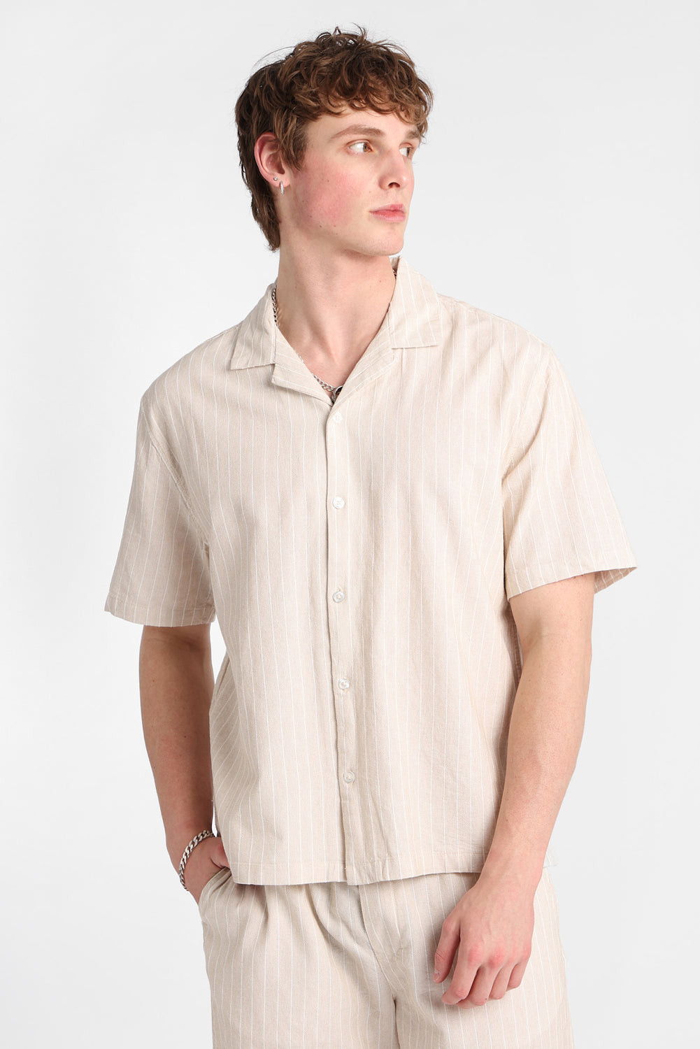 Chemise boutonnée texturée à fines rayures Chemise boutonnée texturée à fines rayures