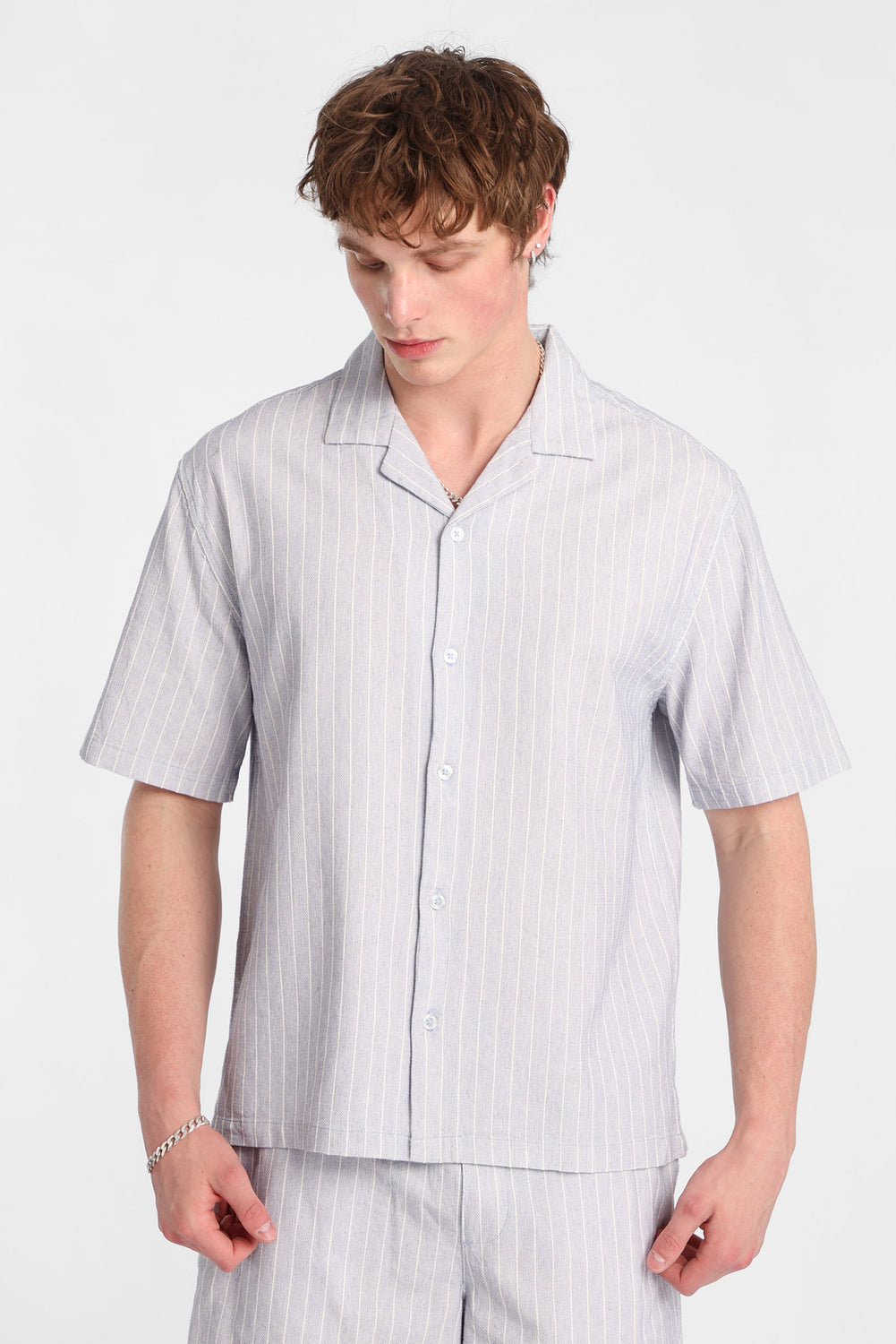 Chemise boutonnée texturée à fines rayures Chemise boutonnée texturée à fines rayures