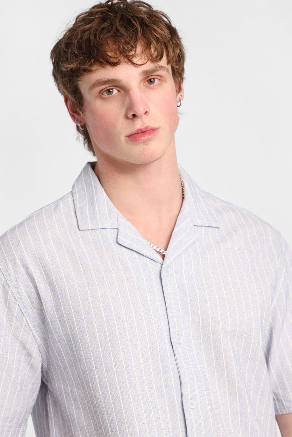 Chemise boutonnée texturée à fines rayures Chemise boutonnée texturée à fines rayures