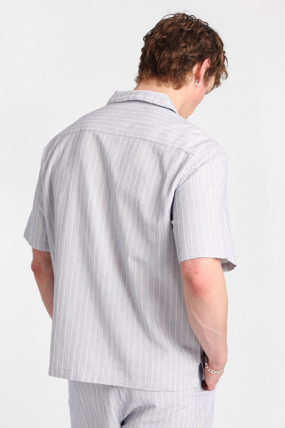 Chemise boutonnée texturée à fines rayures Chemise boutonnée texturée à fines rayures