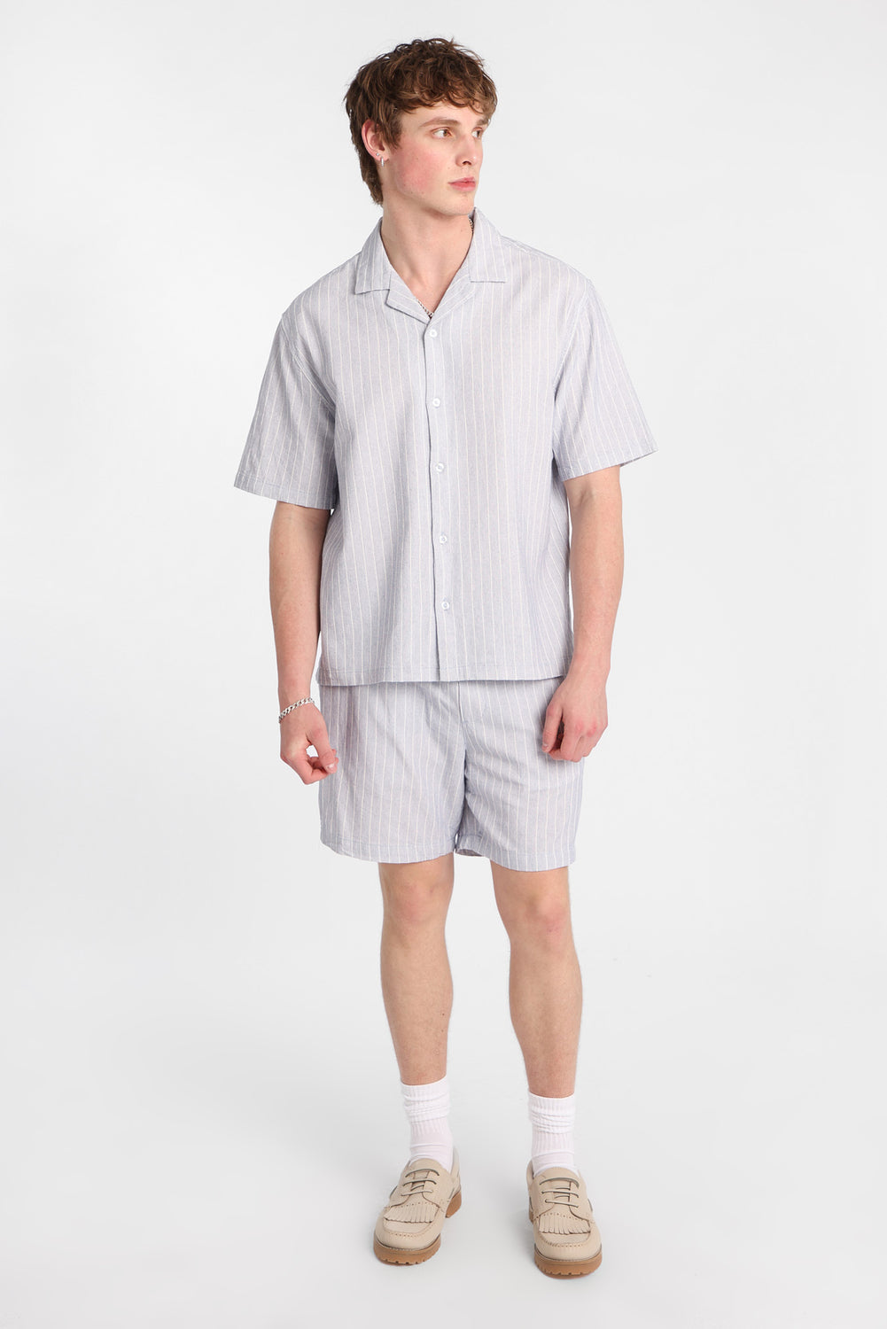 Chemise boutonnée texturée à fines rayures Chemise boutonnée texturée à fines rayures