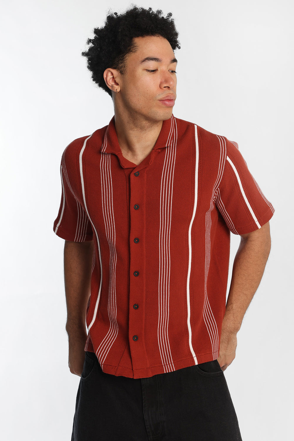 Chemise en tricot rayée à manches courtes à boutons Chemise en tricot rayée à manches courtes à boutons