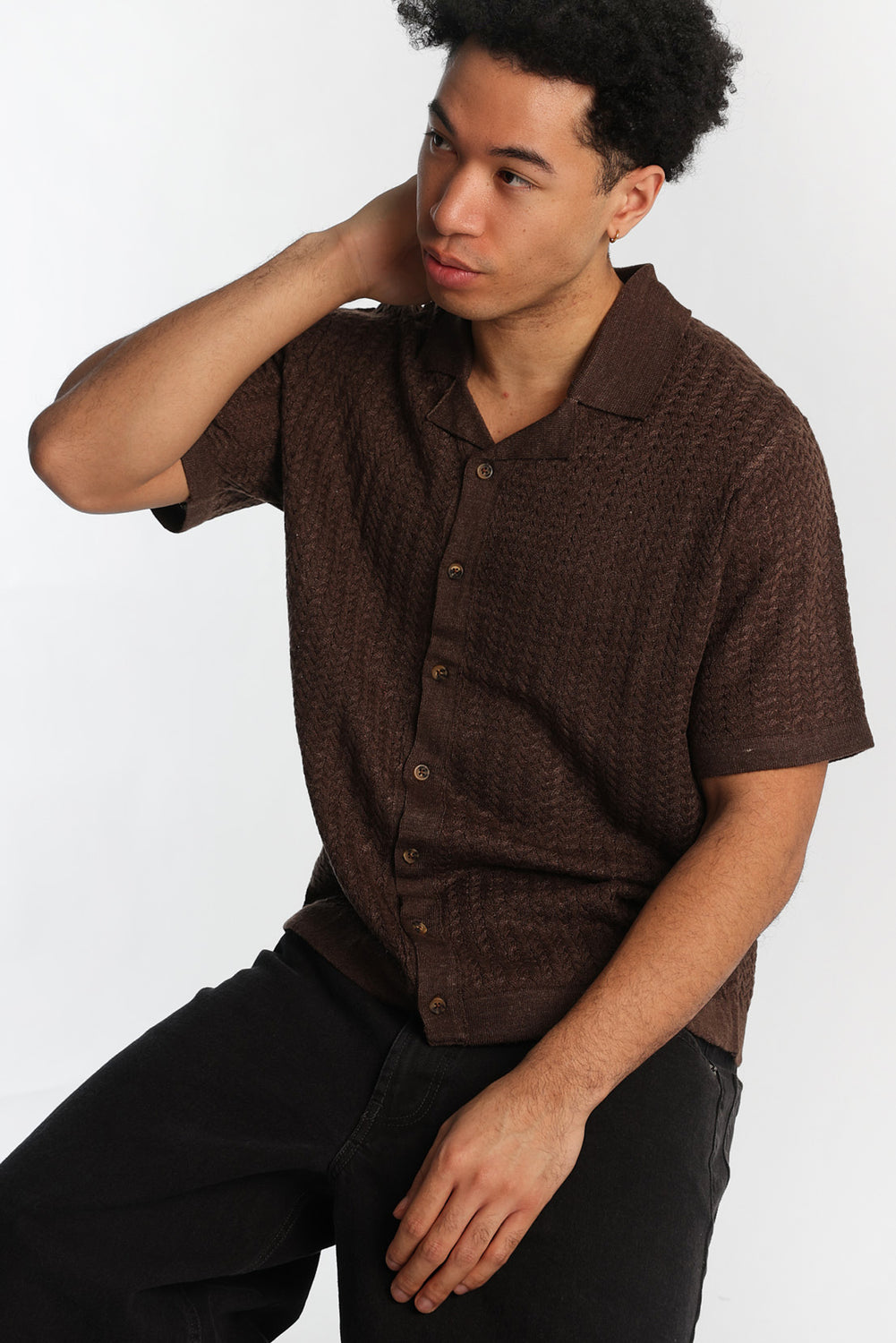 Chemise en tricot motif chevrons à manches courtes à boutons Chemise en tricot motif chevrons à manches courtes à boutons