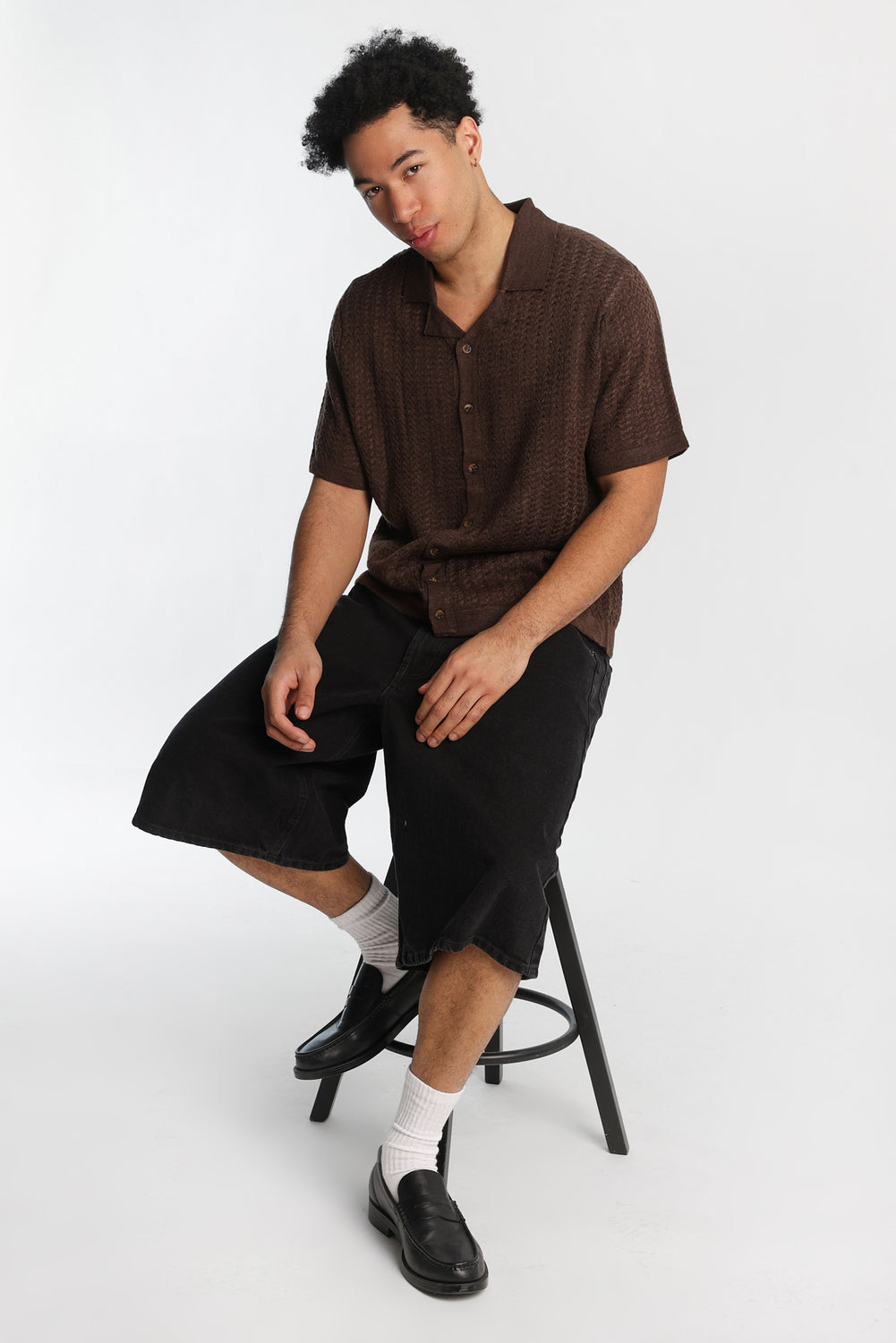 Chemise en tricot motif chevrons à manches courtes à boutons Chemise en tricot motif chevrons à manches courtes à boutons