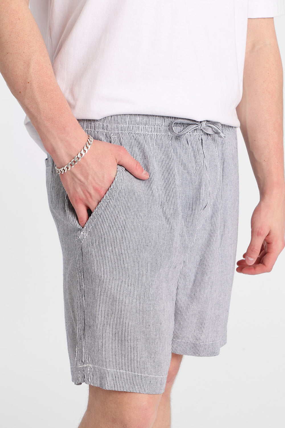 Short en mélange de lin à rayures teintées dans le fil 7 po Short en mélange de lin à rayures teintées dans le fil 7 po