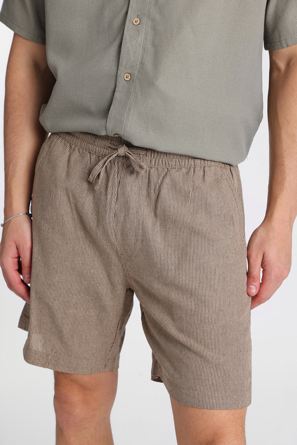 Short en mélange de lin à rayures teintées dans le fil 7 po Short en mélange de lin à rayures teintées dans le fil 7 po