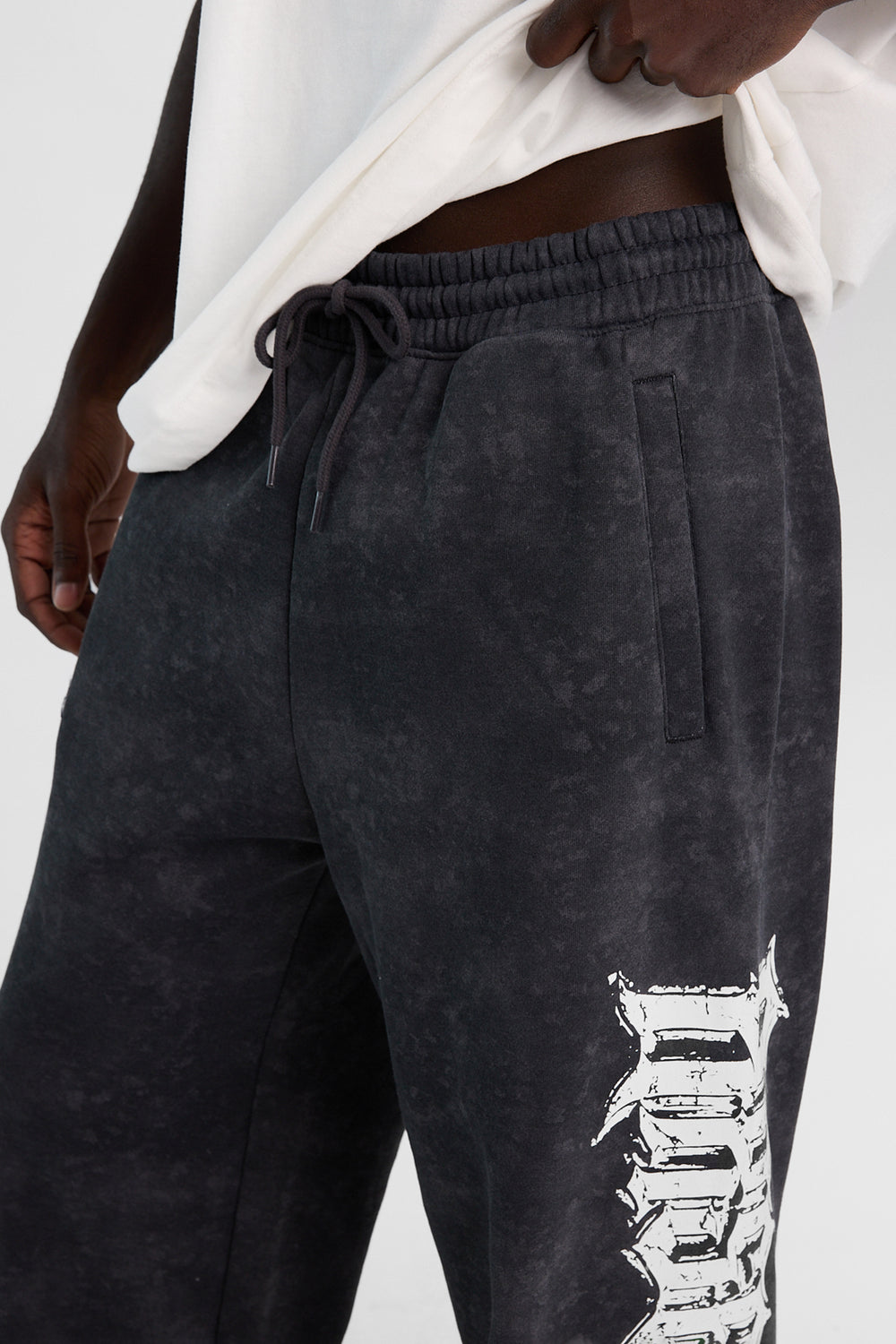 Pantalon en molleton délave imprimé à croix Arsenic Pantalon en molleton délave imprimé à croix Arsenic