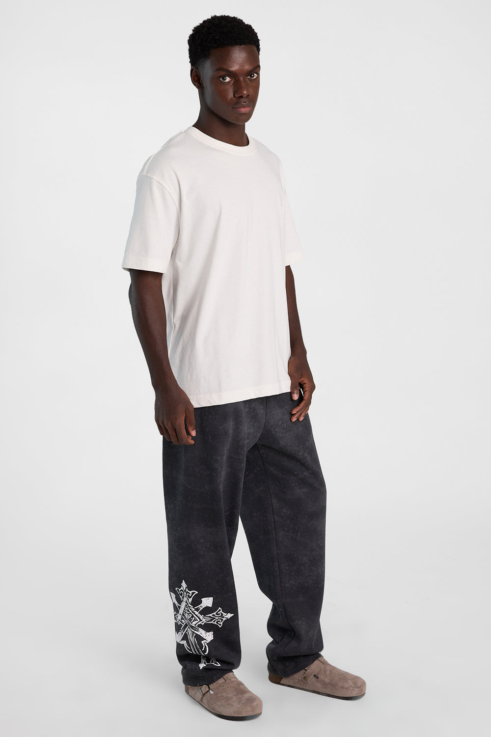 Pantalon en molleton délave imprimé à croix Arsenic Pantalon en molleton délave imprimé à croix Arsenic