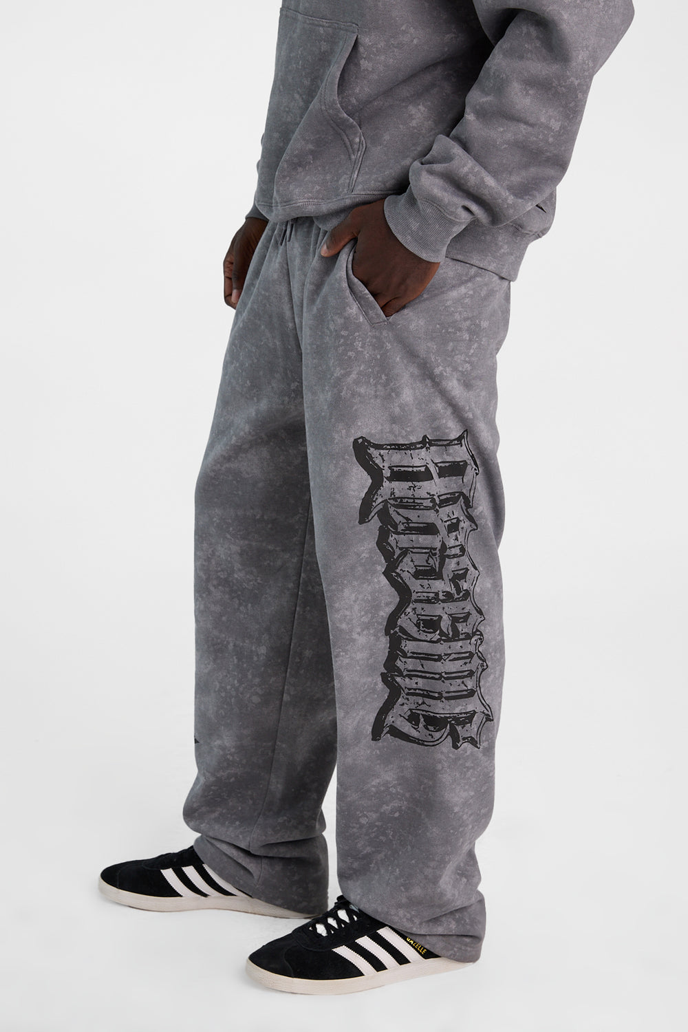 Pantalon en molleton délave imprimé à croix Arsenic Pantalon en molleton délave imprimé à croix Arsenic