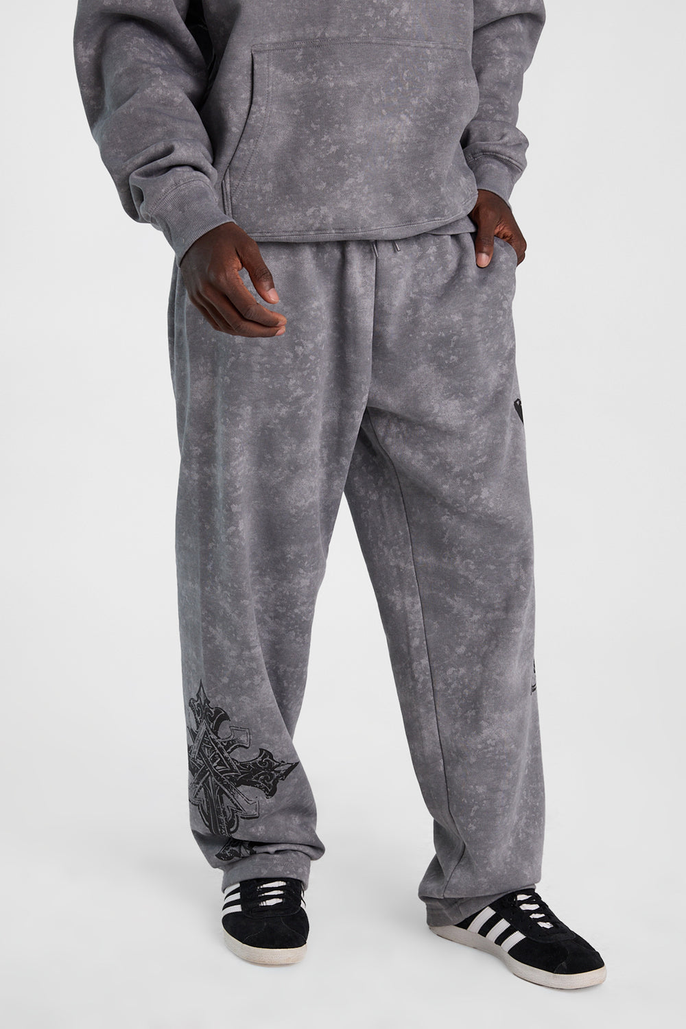 Pantalon en molleton délave imprimé à croix Arsenic Pantalon en molleton délave imprimé à croix Arsenic