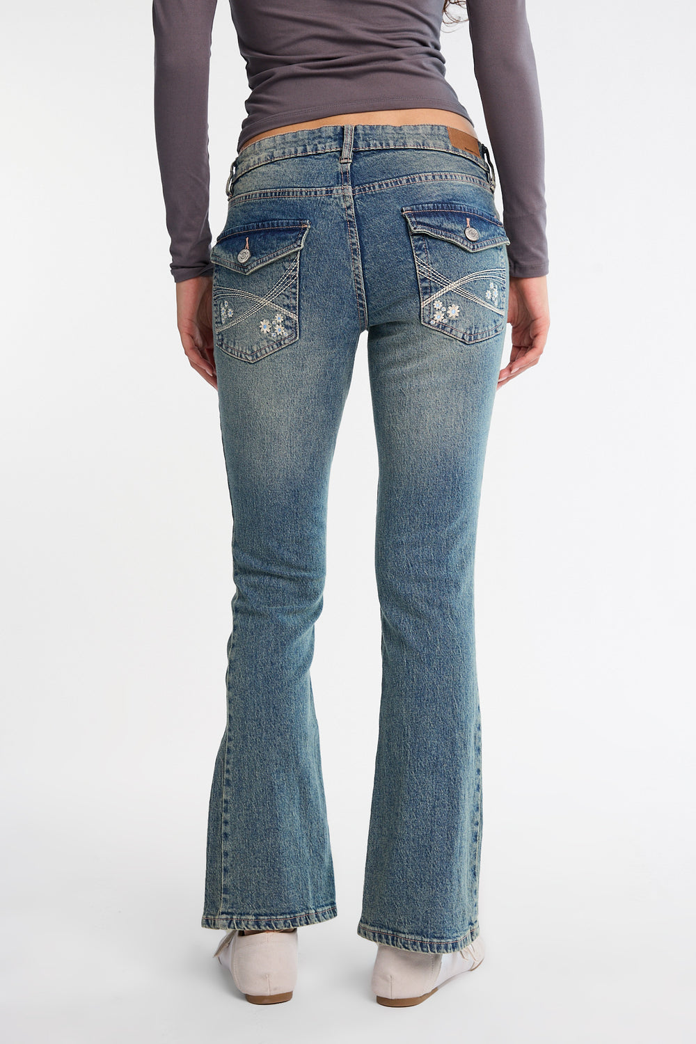 Jean semi-évasé taille basse avec poches brodées Jean semi-évasé taille basse avec poches brodées