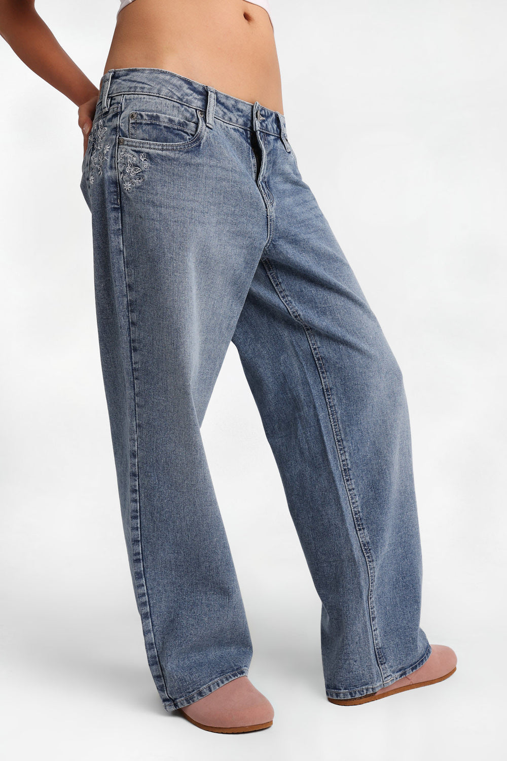 Jean ample taille basse Chloe avec papillons brodés Jean ample taille basse Chloe avec papillons brodés