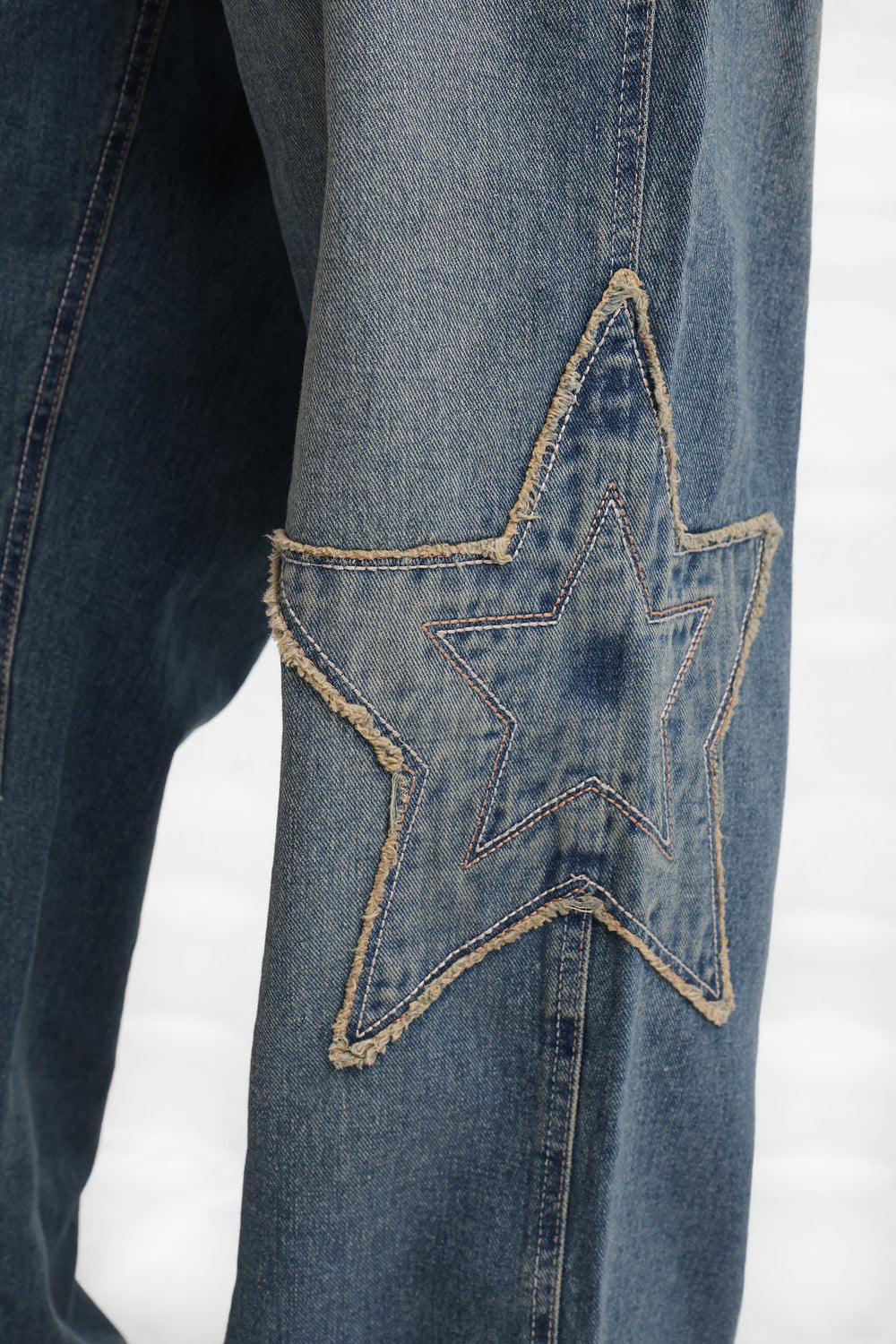 Jean ample taille basse Chloe avec étoiles brodées Jean ample taille basse Chloe avec étoiles brodées