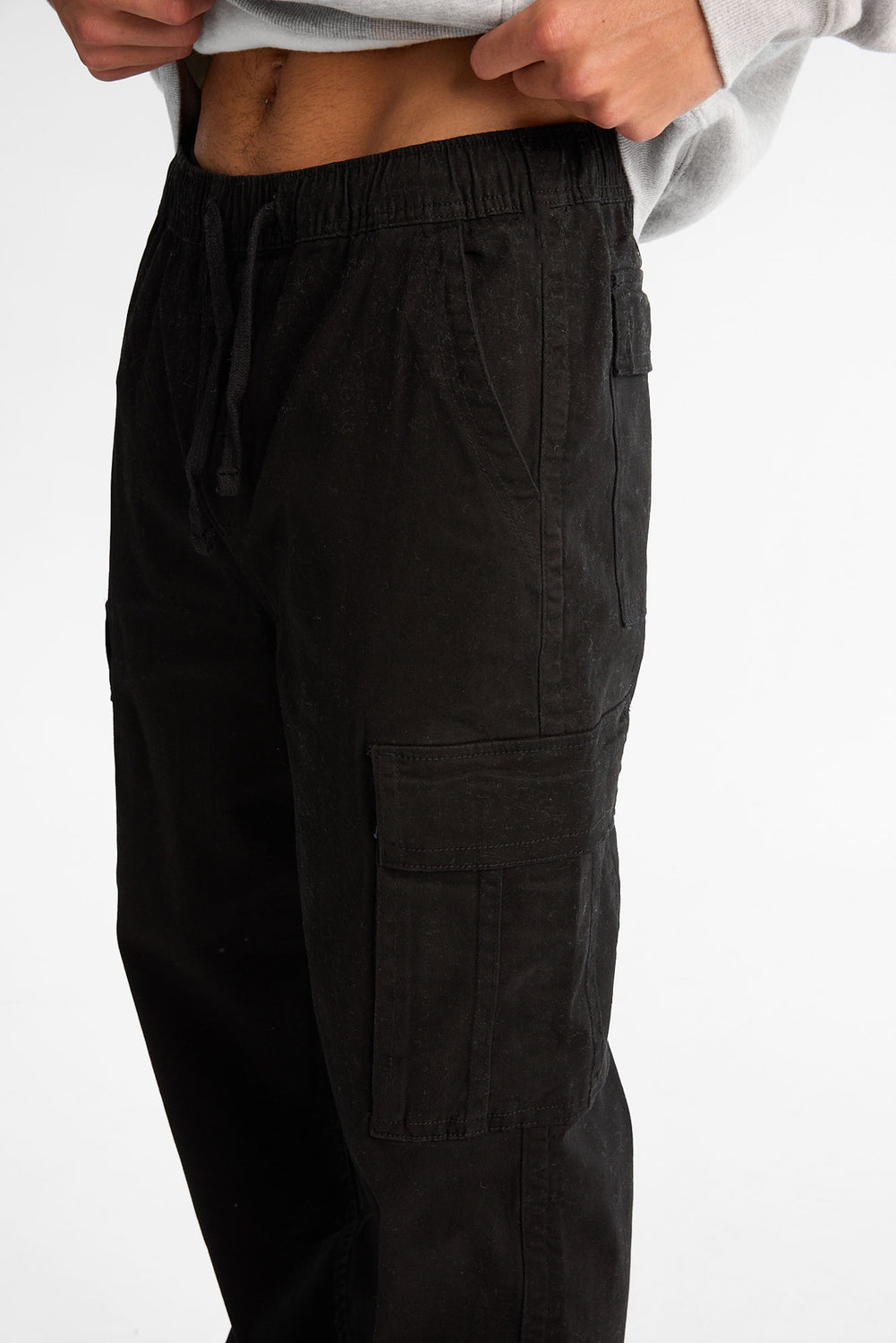 Pantalon cargo ample en sergé brodé Pantalon cargo ample en sergé brodé