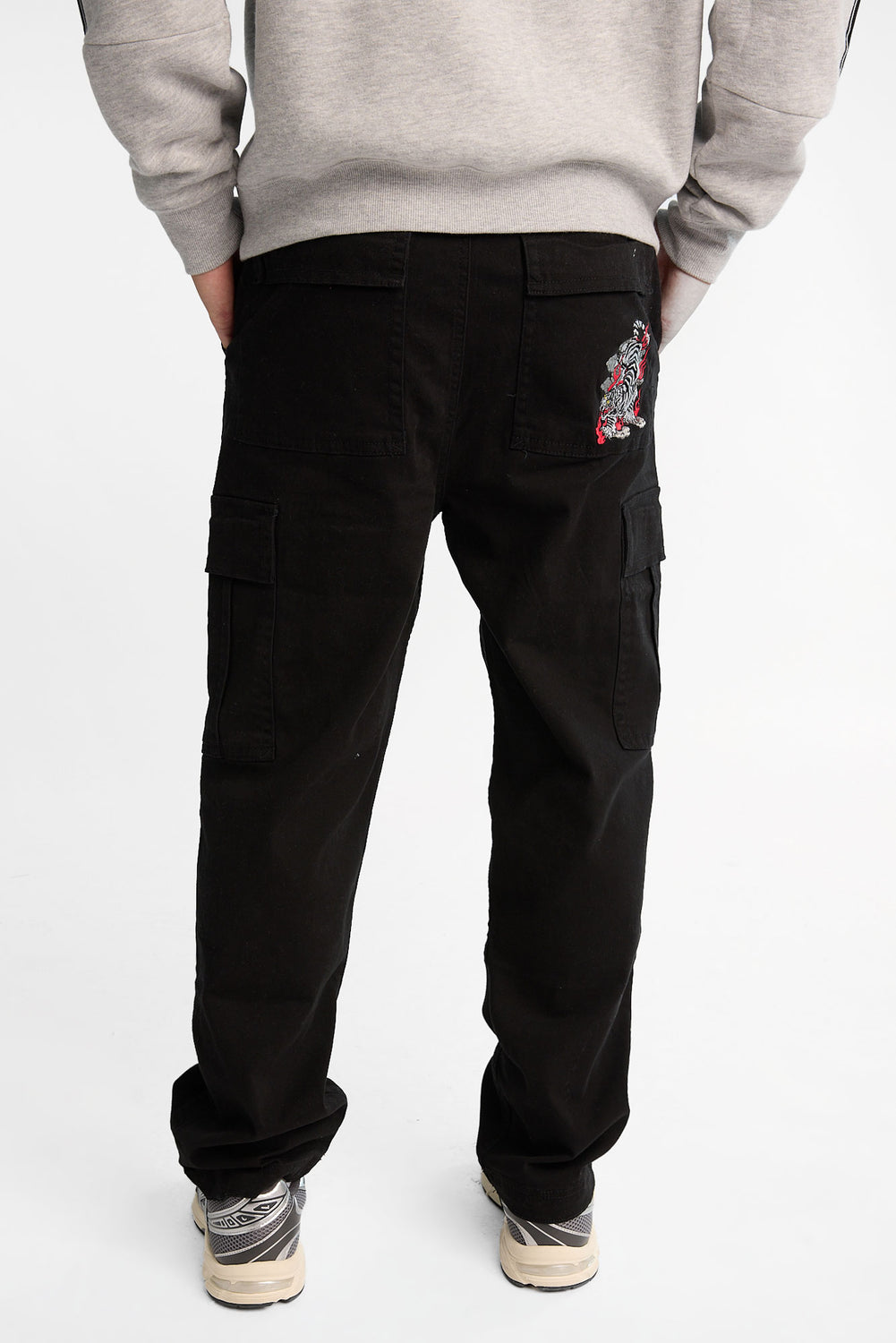 Pantalon cargo ample en sergé brodé Pantalon cargo ample en sergé brodé