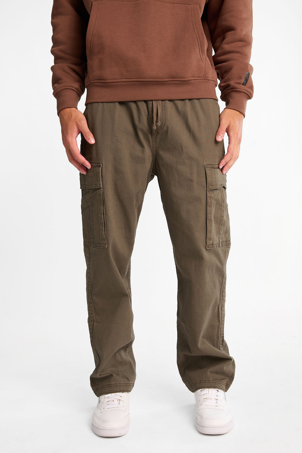 Pantalon cargo ample en sergé brodé Pantalon cargo ample en sergé brodé