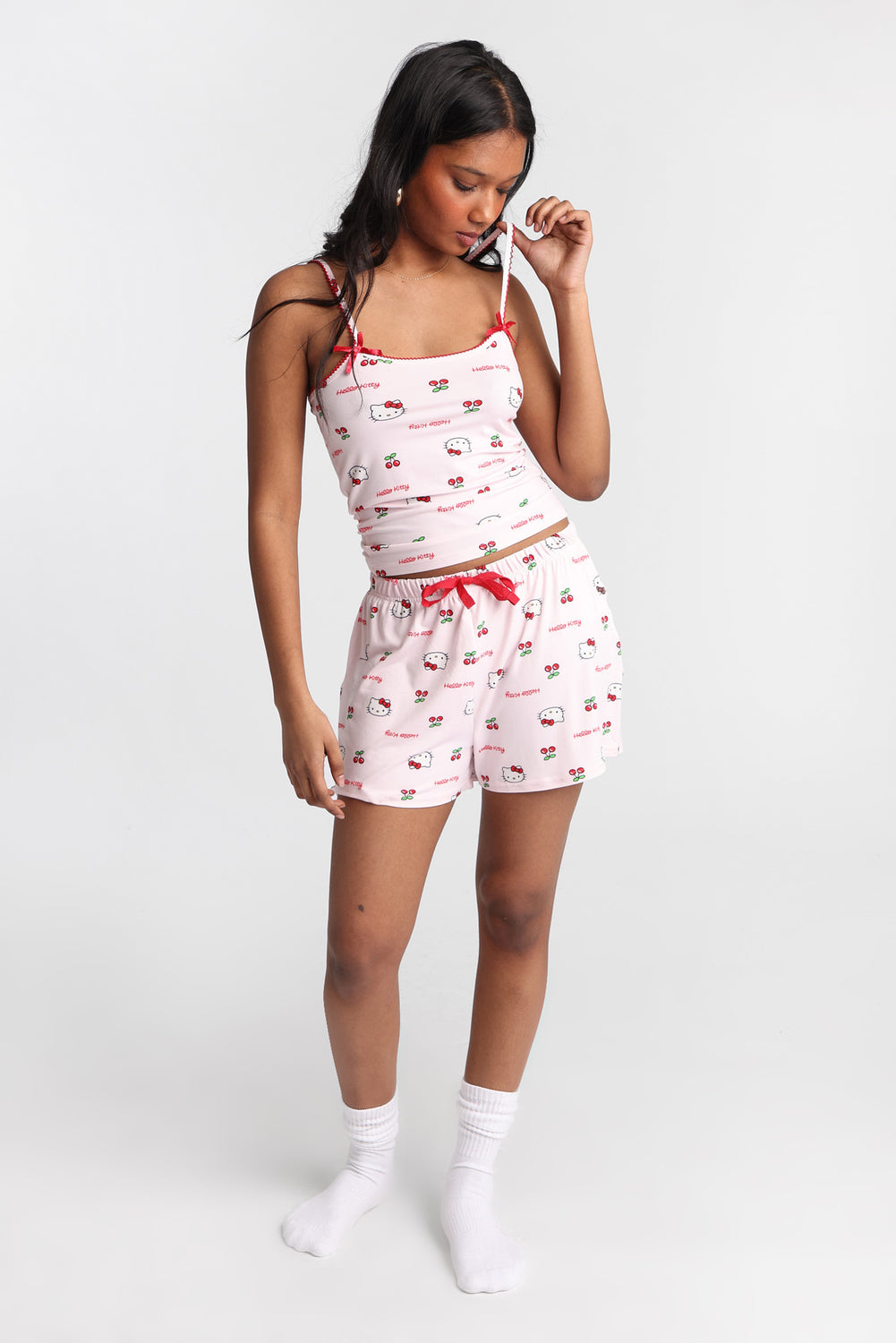 Ensemble camisole et short pyjama imprimé cerises Hello Kitty Ensemble camisole et short pyjama imprimé cerises Hello Kitty