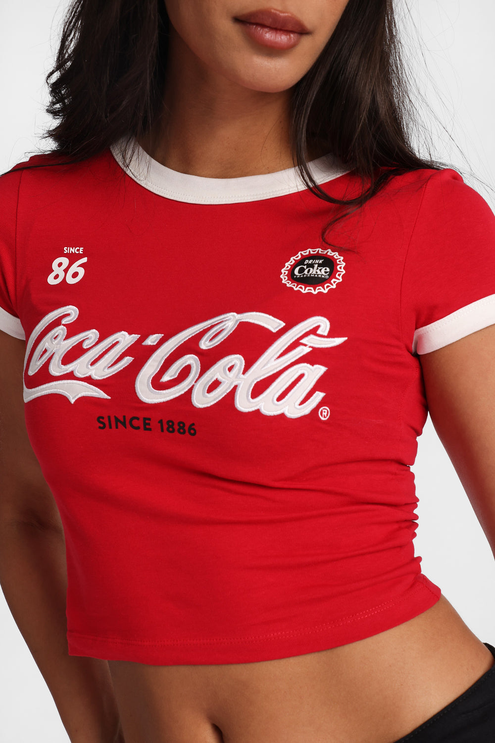 T-shirt en tricot à bordures contrastées Coca-Cola Since 1886 T-shirt en tricot à bordures contrastées Coca-Cola Since 1886