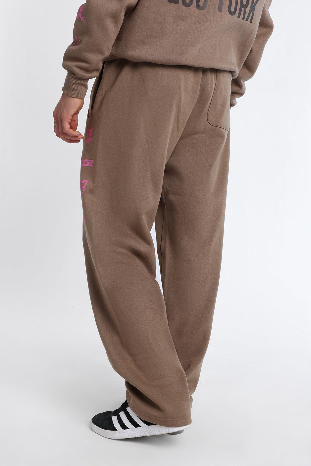 Zoo York Contrast Logo Straight Leg Sweatpants Zoo York Contrast Logo Straight Leg Sweatpants