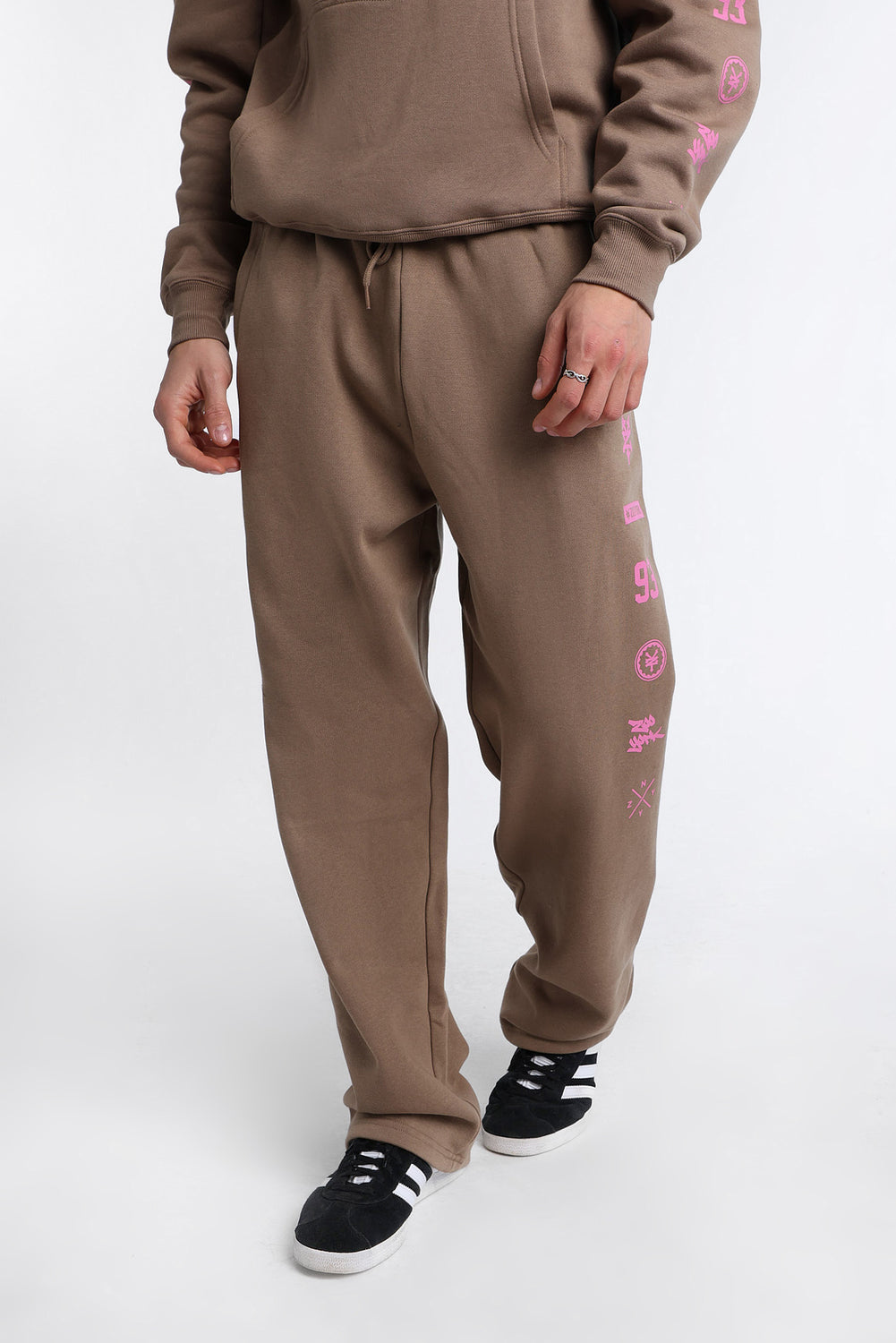 Zoo York Contrast Logo Straight Leg Sweatpants Zoo York Contrast Logo Straight Leg Sweatpants