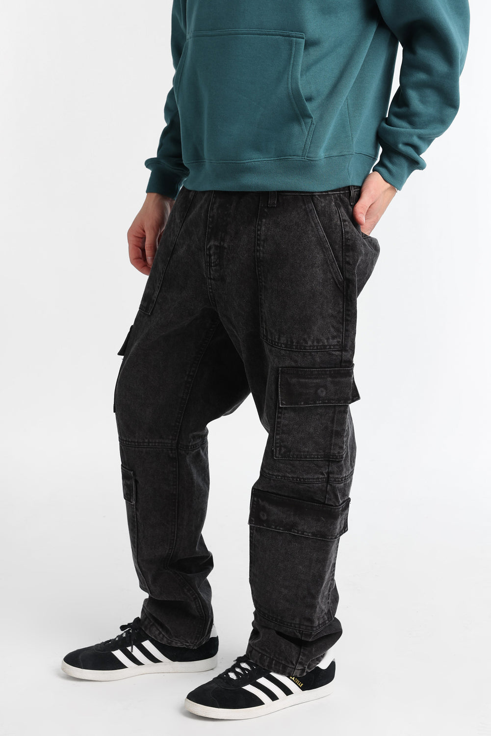 Jean cargo délavé noir à 4 poches Jean cargo délavé noir à 4 poches