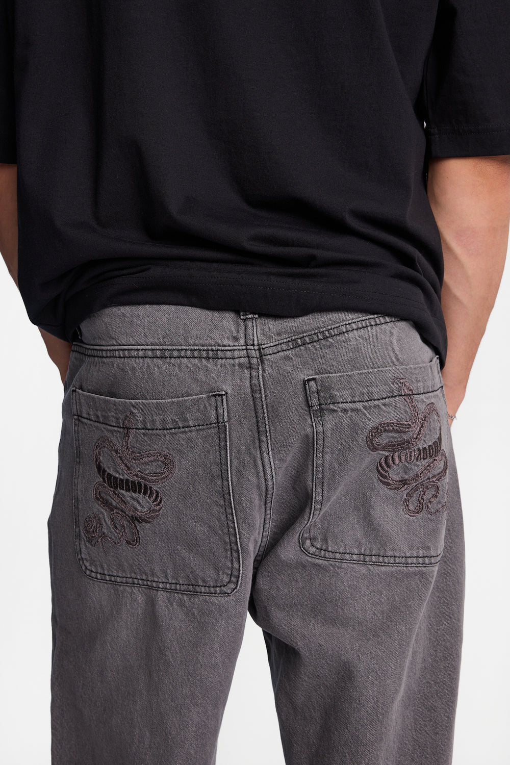 Jean ultra-ample à cobra brodé Jean ultra-ample à cobra brodé