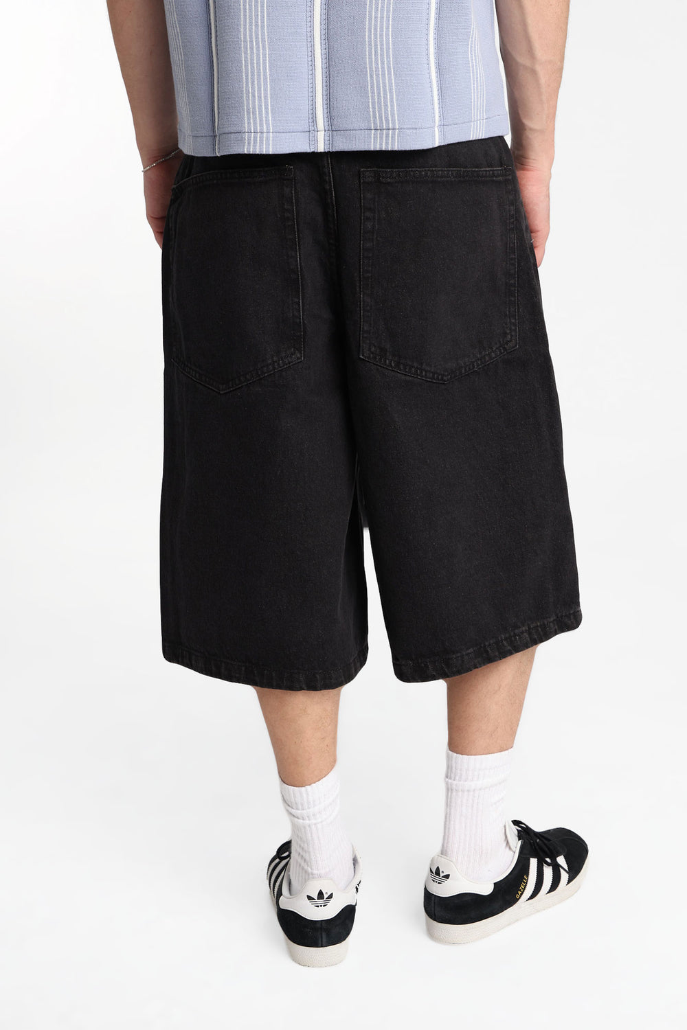Short en jean ample à écusson logo Ford brodé Short en jean ample à écusson logo Ford brodé