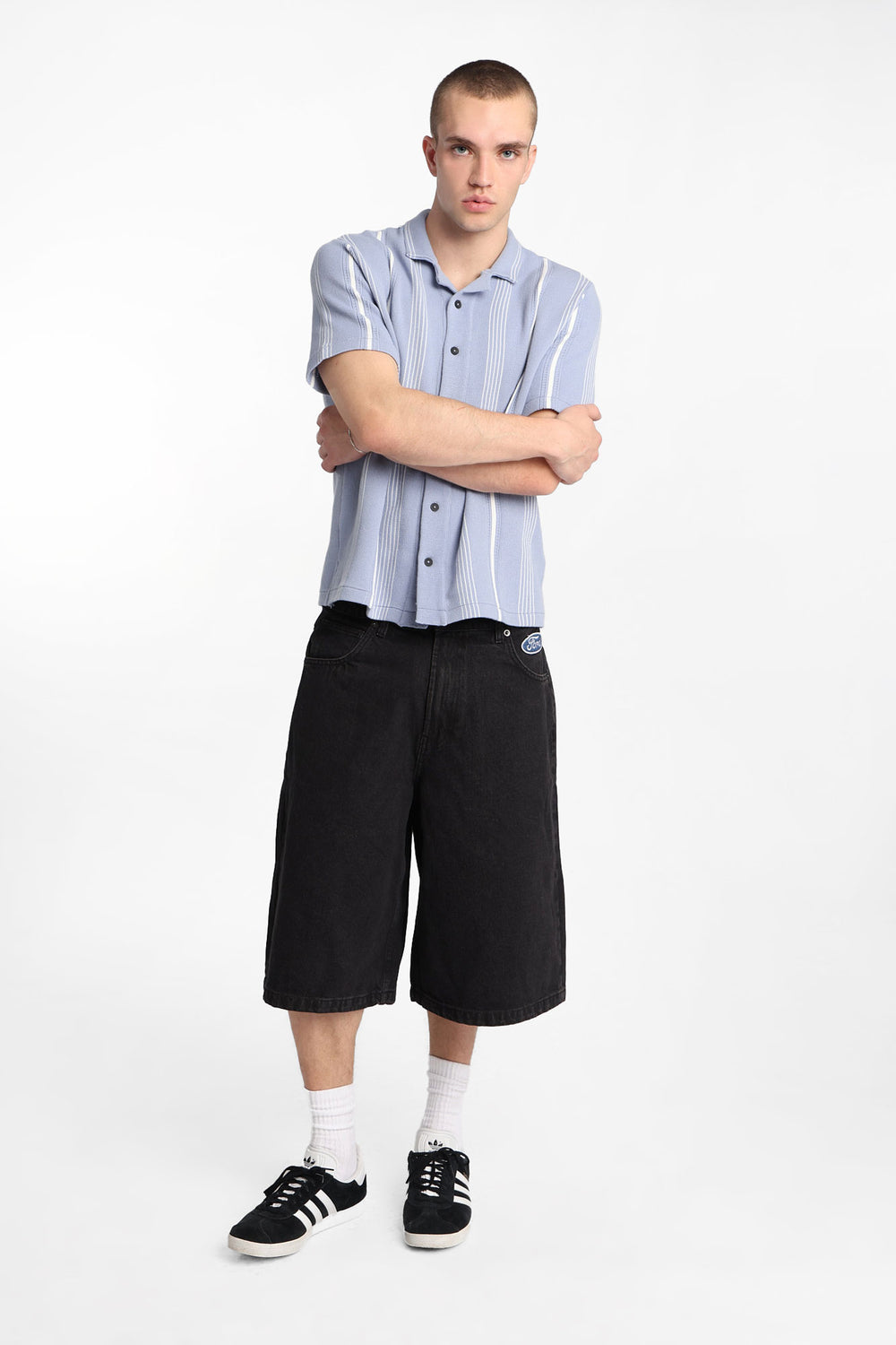 Short en jean ample à écusson logo Ford brodé Short en jean ample à écusson logo Ford brodé