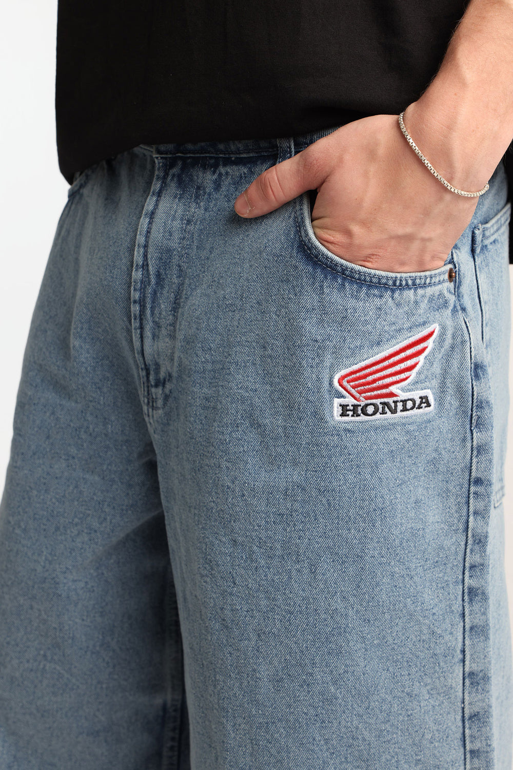 Short en jean ample à écusson Honda Racing brodé Short en jean ample à écusson Honda Racing brodé