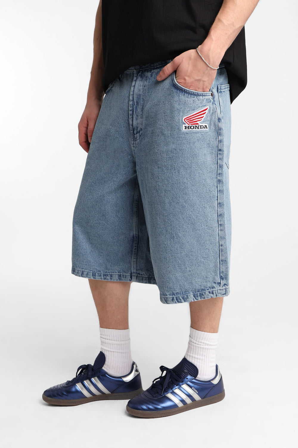 Short en jean ample à écusson Honda Racing brodé Short en jean ample à écusson Honda Racing brodé