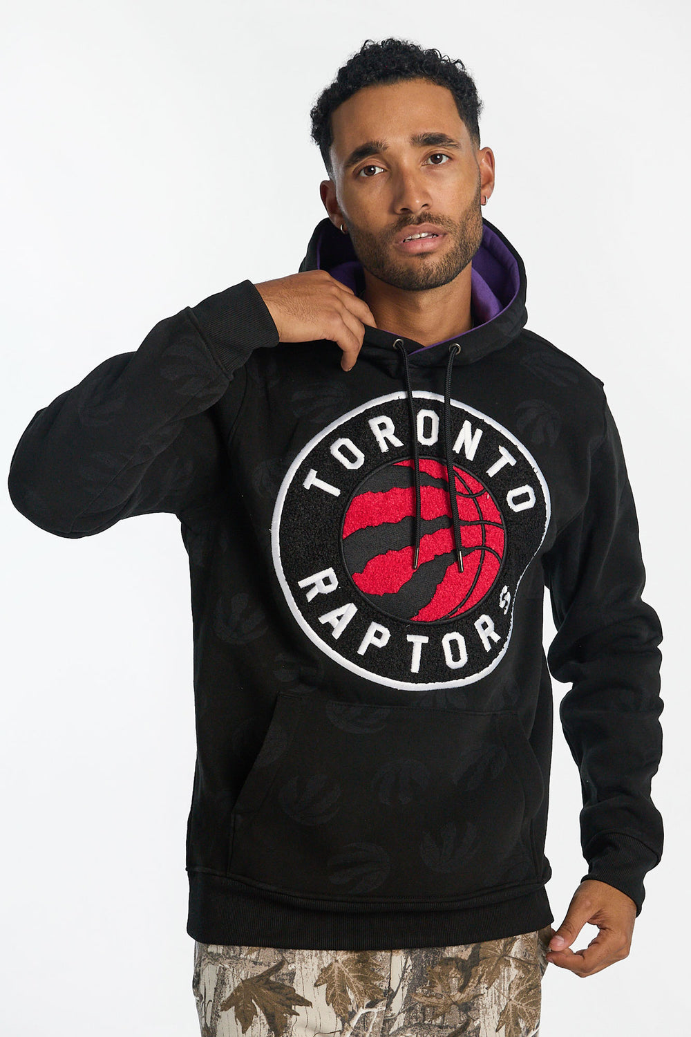 Haut à capuchon imprimé ton sur ton et logo chenille Toronto Raptors homme Haut à capuchon imprimé ton sur ton et logo chenille Toronto Raptors homme