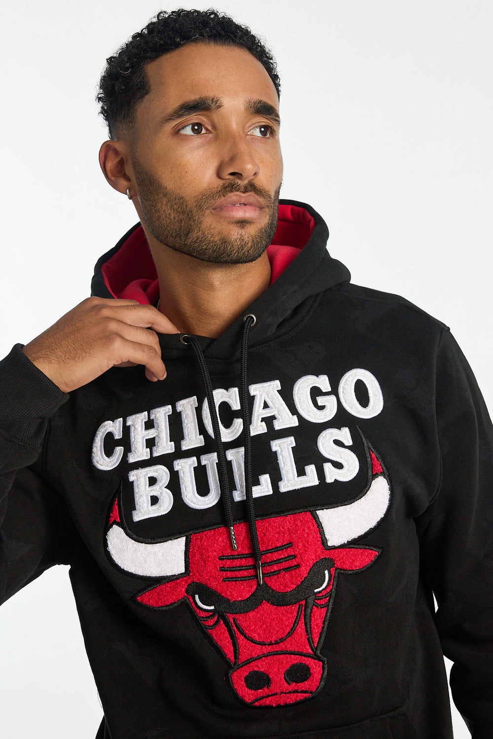 Haut à capuchon imprimé ton sur ton et logo chenille Chicago Bulls homme Haut à capuchon imprimé ton sur ton et logo chenille Chicago Bulls homme