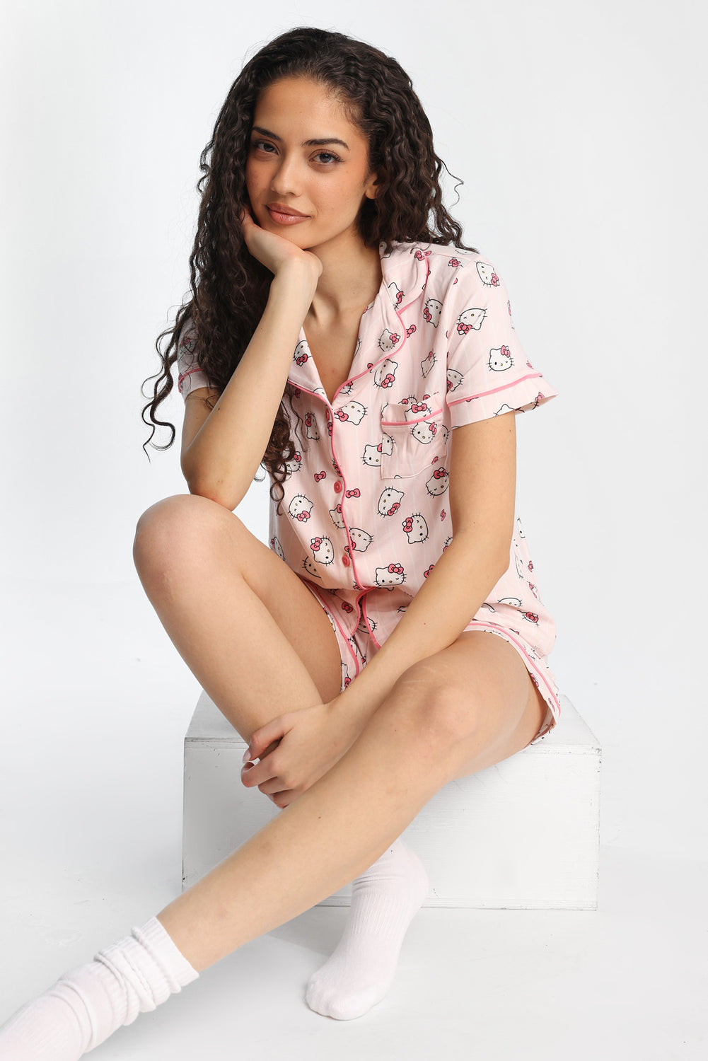 Ensemble chemise et short pyjama imprimé Hello Kitty Ensemble chemise et short pyjama imprimé Hello Kitty