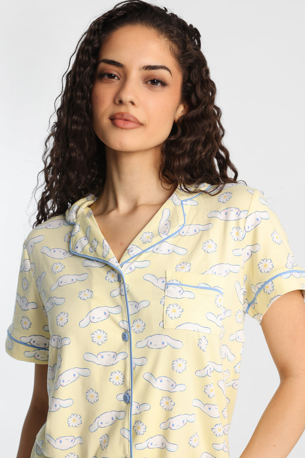 Ensemble chemise et short pyjama imprimé floral Cinnamoroll Ensemble chemise et short pyjama imprimé floral Cinnamoroll