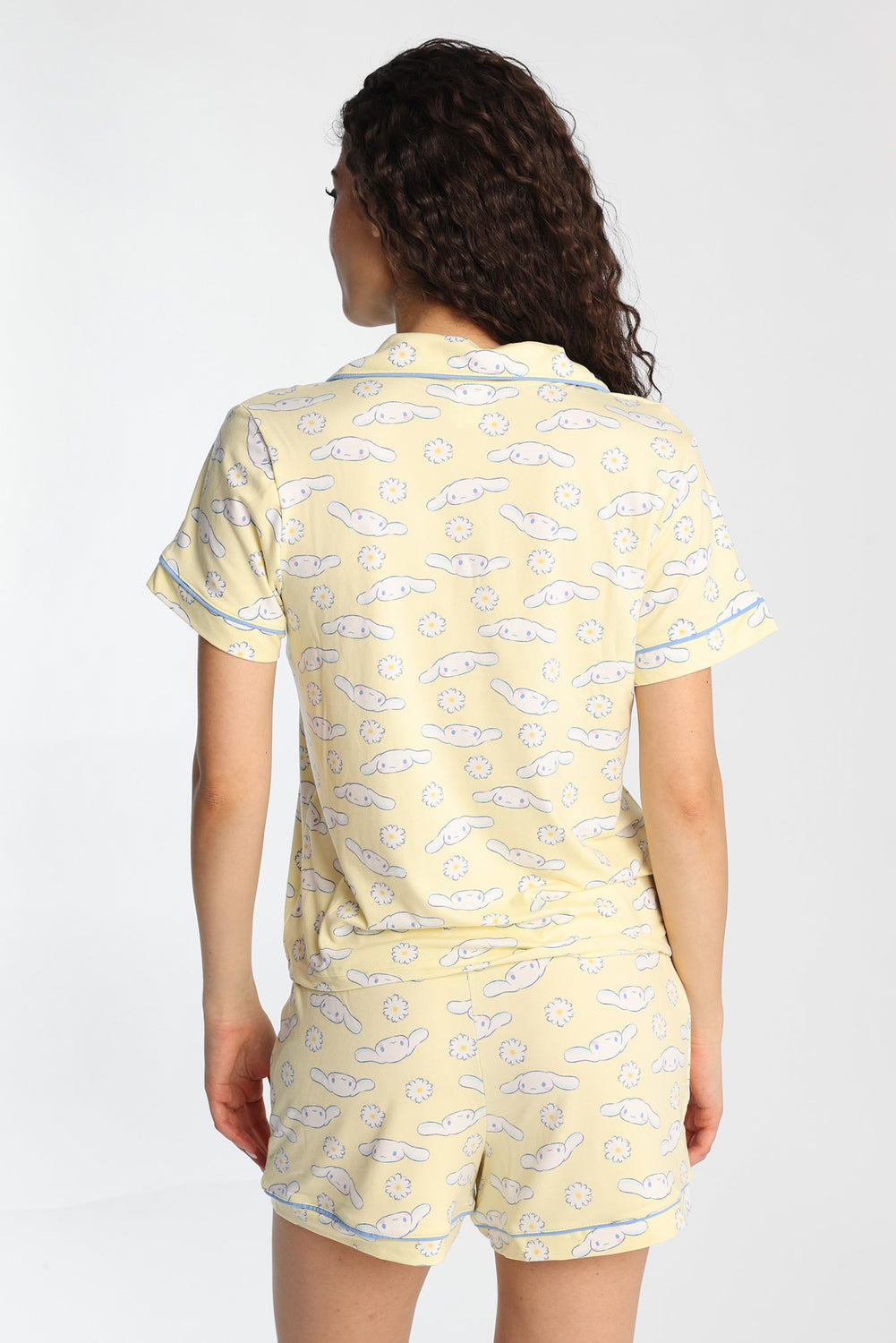 Ensemble chemise et short pyjama imprimé floral Cinnamoroll Ensemble chemise et short pyjama imprimé floral Cinnamoroll