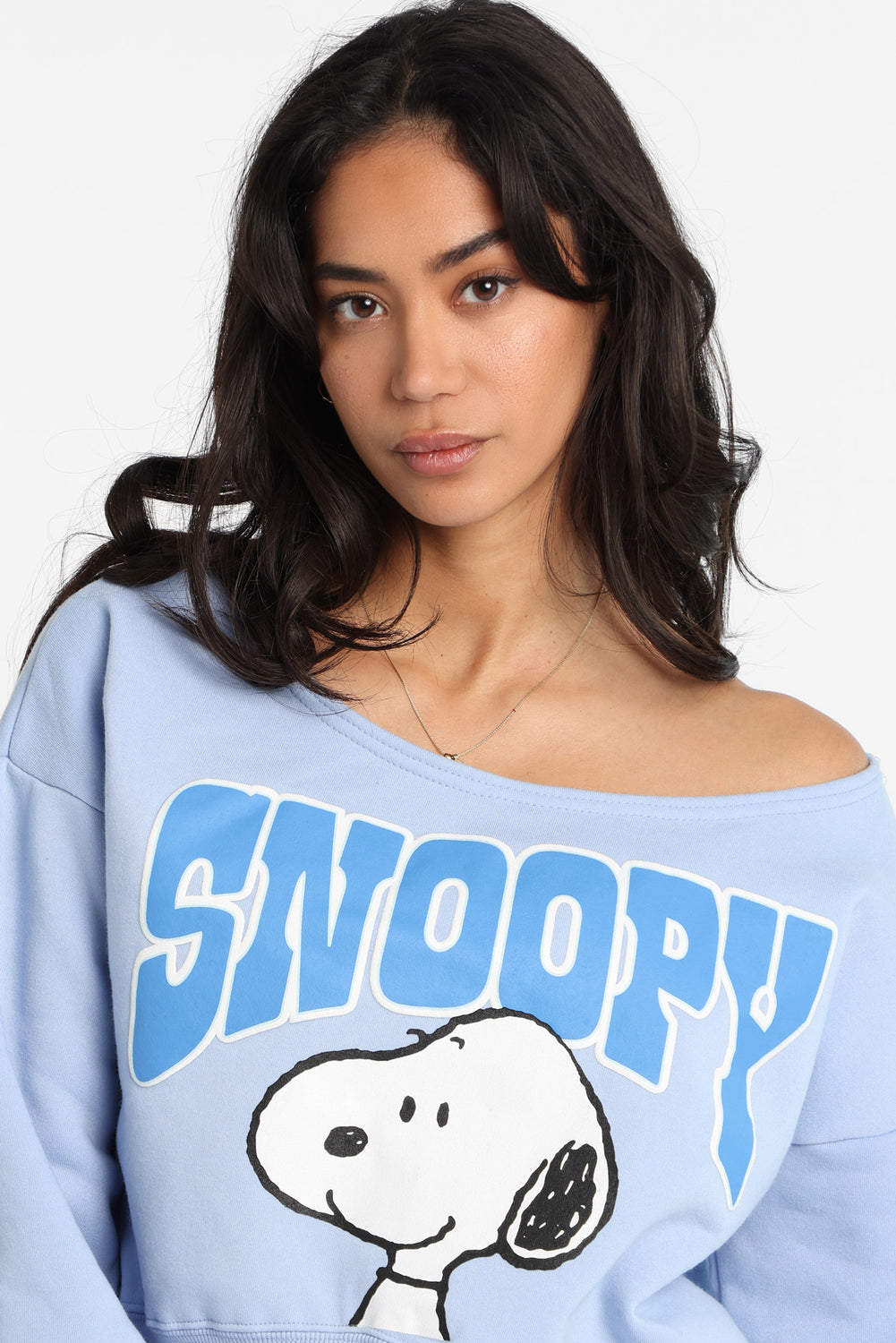 Sweatshirt à épaules dénudées imprimé Peanuts Snoopy Sweatshirt à épaules dénudées imprimé Peanuts Snoopy