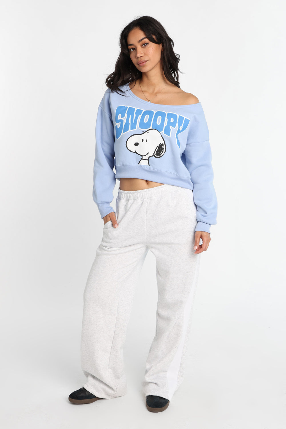 Sweatshirt à épaules dénudées imprimé Peanuts Snoopy Sweatshirt à épaules dénudées imprimé Peanuts Snoopy
